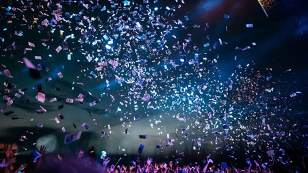 Noapte de groază la concert! Un spectator a căzut de la înălțime