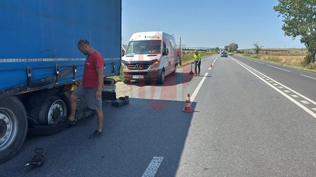 Trafic îngreunat la Lețcani! Pneul unui TIR a explodat în mers