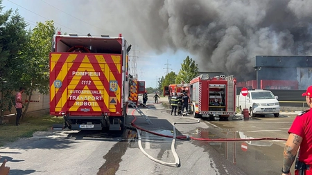 O neglijență putea să provoace un dezastru! A fost stabilită cauza incendiului de la depozitul Sameday. Pompierii au intervenit cu roboții