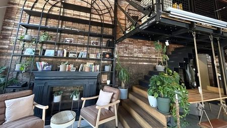 Acesta este singurul loc din oraș unde îți poți savura cafeaua ca la Paris. Aici, clienții sunt aceiași de ani de zile