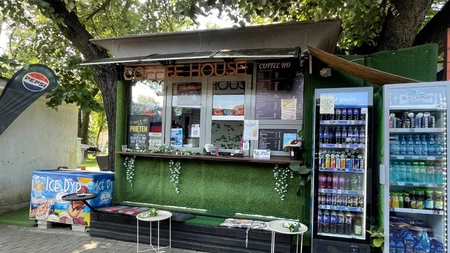 Toți ieșenii au trecut pe lângă această cafenea, dar puțini știu ce se ascunde aici! Tinerii vin doar pentru acest lucru: „E al doilea lor living”