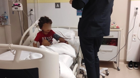 Tragedie într-o familie din Pașcani! Matias, un băiețel în vârstă de 8 ani, a murit după o luptă de 5 ani cu o formă rară de cancer: „Ne rupe inima, dar nu putem să schimbăm nimic”