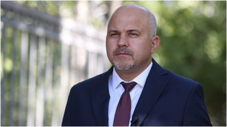 Două angajate ale Spitalului Clinic Județean Suceava, surprinse traversând strada în echipament medical. Deputatul Emanuel Ungureanu: „E un pericol pentru pacienți”