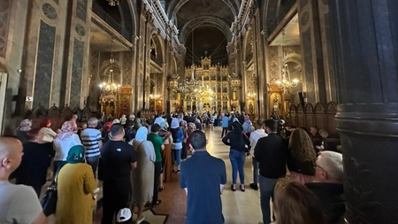 Sute de persoane participă la Liturghia de Ziua Crucii la Mitropolie