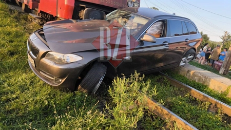 Accident feroviar la Iași. Un BMW a fost lovit de tren. Circulația este blocată - UPDATE