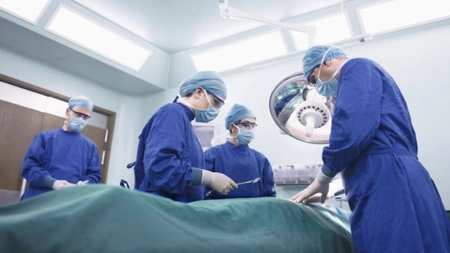 Ce a putut face un medic cu asistenta la mijlocul unei intervenții chirurgicale! Totul s-a întâmplat lângă pacient!