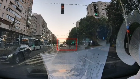 Iată momentul producerii accidentului rutier de pe Independenței. Un motociclist este lovit de o șoferiță care nu acordă prioritate