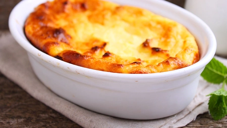 Budincă cu brânză sărată – Rețetă simplă și delicioasă, ce merită încercată