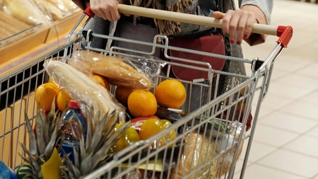 Coșul de cumpărături, tot mai scump! Creșteri de până la 32% la alimentele de bază