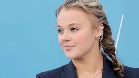 Jojo Siwa arată incredibil într-o rochie aurie. Fanii au rămas fără cuvinte la imaginile din Italia