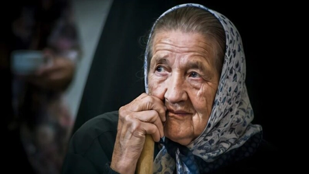 Bătrânica, îmbrăcată în haine vechi, a intrat într-un restaurant de lux, iar oamenii au început să râdă de ea