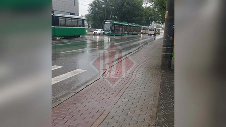 Circulația tramvaielor, blocată în Târgu Cucu după defectarea unui vagon vechi - UPDATE