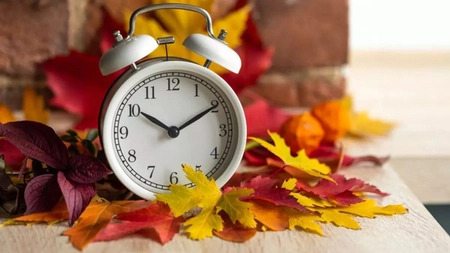Când trecem la ora de iarnă. În ce weekend dă România ceasurile înapoi