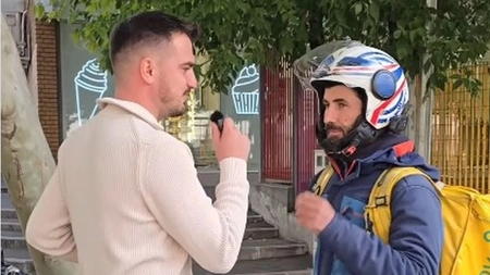 Un tânăr livrator din România a impresionat întreaga țară! Muncește până la 14 ore pe zi pentru a-și salva iubita