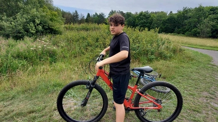 La doar 14 ani a ajuns la disperare! Un băiețel suferă de o eczemă care l-a făcut să aibă gânduri de sinucidere