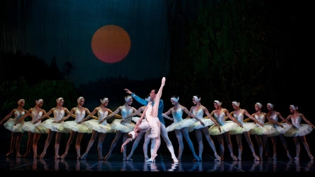 Baletul Operei din Iași, transformat în „pepinieră” de copii de gimnaziu. Balerinii profesioniști, excluși de pe scenă pentru a face loc minorilor