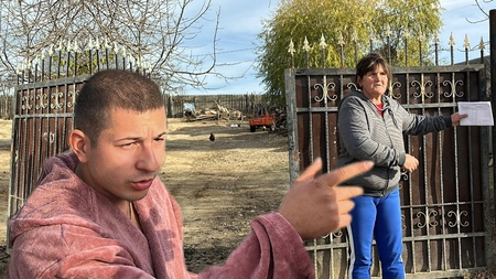 Scandal la cuțite într-o comună din Iași! O femeie vrea să îi dărâme casa vecinului, după ce a cumpărat terenul de sub locuință: „Ne-au amenințat că ne omoară”
