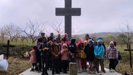 Localnici, elevi, cadre didactice și militari au participat la o activitate comemorativă la Cimitirul Militar din Schitu Duca