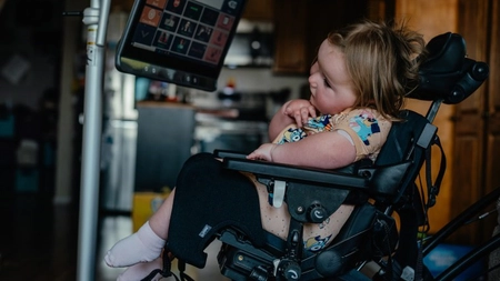 Drama unei fetițe cu sindromul Aicardi! Familia cheltuie 3.000 de dolari pe lună pentru tratament