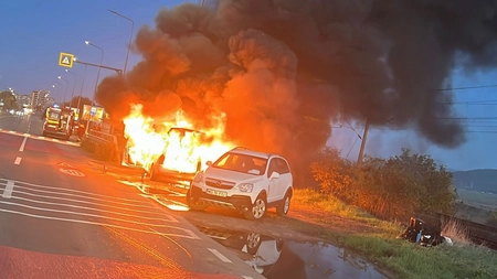Incendiu în Păcurari. Un autoturism a fost cuprins de flăcări