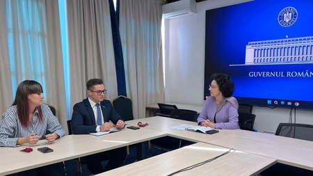 Luciana Antoci, față în față cu studenții revoltați. Aceștia cer Guvernului, condus de Ilie Bolojan, să retragă măsurile care taie bursele și limitează transportul gratuit