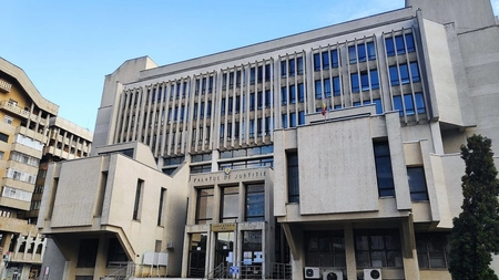 Jandarmii din Iași nu au mai putut ajunge cu deținuții la proces din cauza unui bărbat de 76 de ani din Galați! Ce s-a întâmplat în fața Judecătoriei