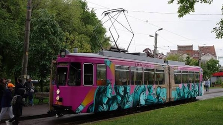 Situație incredibilă într-un tramvai din Iași! Oamenii au sunat la 112, după ce o persoană a fost amenințată cu un pistol. Ce s-a întâmplat ulterior depășește orice imaginație