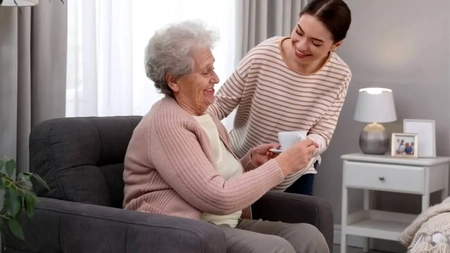 Șoc în Italia! Badantă româncă, condamnată după ce a ținut o bătrână captivă și i-a golit conturile