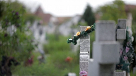 Gest macabru din gelozie! Un bărbat a furat crucea de la mormântul soacrei ca să-și sperie soția