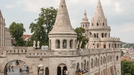 Bastionul Pescarilor din Budapesta – Iată tot ce trebuie să știi despre acest simbol deosebit al eleganței medievale. Este un loc ce pare desprins dintr-o poveste