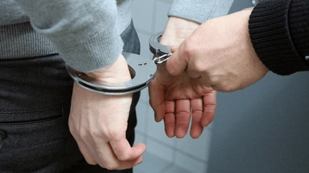 Un român cu antecedente penale este suspectat că ar fi creierul unei operațiuni menite să neutralizeze un jurnalist