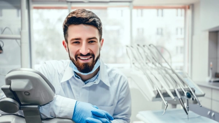 <em class='ep-highlight'>Peste</em> jumătate dintre români (51%) merg la dentist doar în caz de urgență sau nu merg deloc, potrivit studiului MKOR