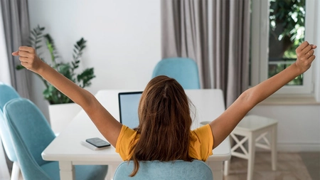 Top joburi pentru tinerii la început de drum - de ce aleg un studio de videochat din București? (P)