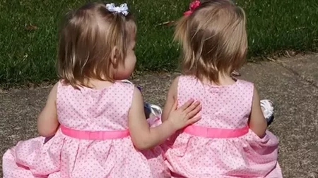 Am 34 de ani și cresc singur fetițe gemene de 3 ani