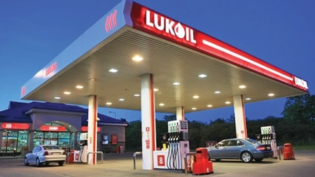 Trei companii se bat pentru Lukoil România. Bogdan Ivan, ministrul Energiei: „Tranzacția este aproape de final”