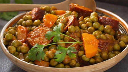 Rețeta pentru o mâncărică de mazăre cu cârnați! Puține gospodine cunosc un truc prin care să o fiarbă mai rapid și să fie mai moale!