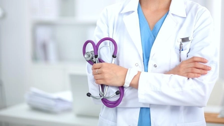 Trei femei, mamă și fiice, au fost reținute după ce au bătut un medic