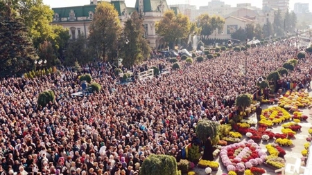 Pelerinajul Sfintei Parascheva din Iași s-a schimbat în ultimii ani. Sociologul Mirel Bănică: „În loc să se roage și să citească acatiste, pelerinii se uită pe TikTok”