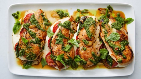 Cum să prepari un piept de pui Caprese suculent, cu mozzarella, roșii și busuioc proaspăt! O rețetă ușoară, rapidă și plină de arome italiene!