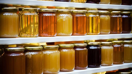 Prețuri miere 2025. Apicultorii din Iași încearcă să le mențină cât mai accesibile. „Este greu, pentru că anul acesta avem puțină producție”