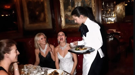 Trei femei bogate au umilit o chelneriță: Restaurantul a înghețat… până când partenerul meu s-a ridicat 