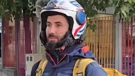 Un tânăr livrator lucrează 14 ore pe zi, ca să strângă bani pentru tratamentul iubitei! „Are dureri foarte mari!”