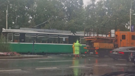 Circulația tramvaielor este blocată în Copou! S-a rupt pantograful unui vagon