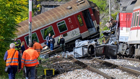 Coliziune gravă între două trenuri! 66 de răniţi, locomotive deraiate şi zeci de pasageri evacuaţi