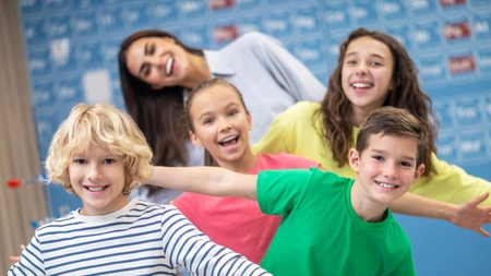 Cum transformă jocul învățarea: de la joacă la performanță în educația celor mici