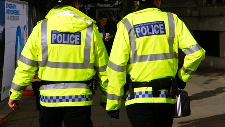 Un bărbat de 50 de ani a fost găsit mort în casă! Cinci persoane suspecte au fost arestate!