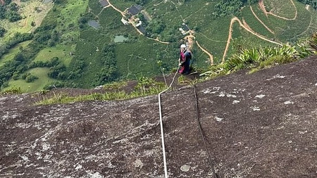 A supraviețuit ca printr-o minune! Un bărbat s-a prăbușit în gol după un impact violent