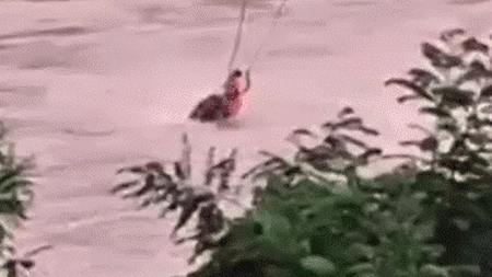 A trecut prin clipe de coșmar! Un bărbat a fost salvat de la înec de o dronă