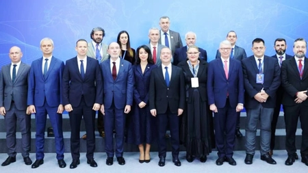 Liderul Diana Șoșoacă, europarlamentar român alături de mâna dreaptă a lui Vladimir Putin, Dimitri Medvedev