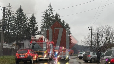 Incendiu violent la o biserică din județul Bacău: turla a fost cuprinsă de flăcări